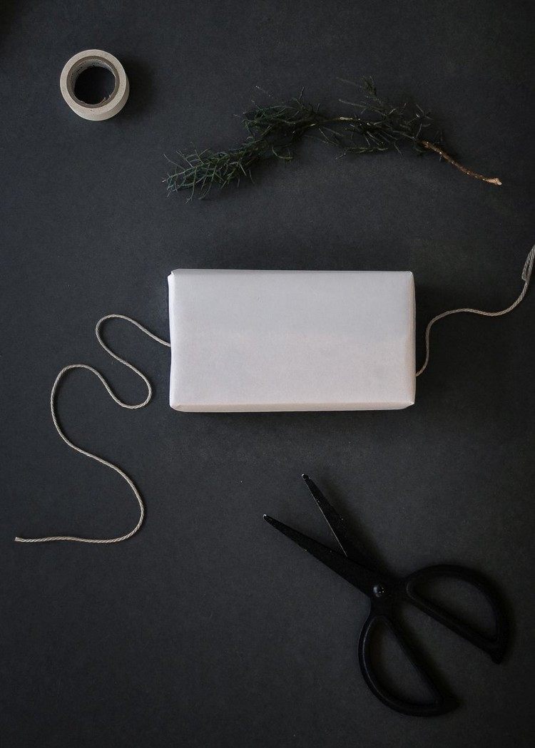 zabalený darček previažte šnúrkou Vianočné darčekové balenie-návod-obyčajný-farebný-papier-viazanie šnúrok