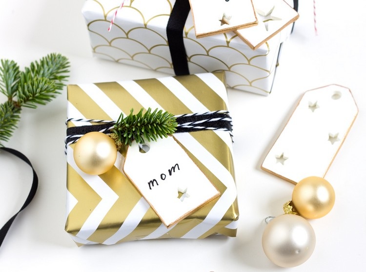 Vyrobte si visačky na darčeky z modelovacej hmoty sami vianočné darčeky-balenie-návod-modelovanie-hlinený-príves-zlatá guľa