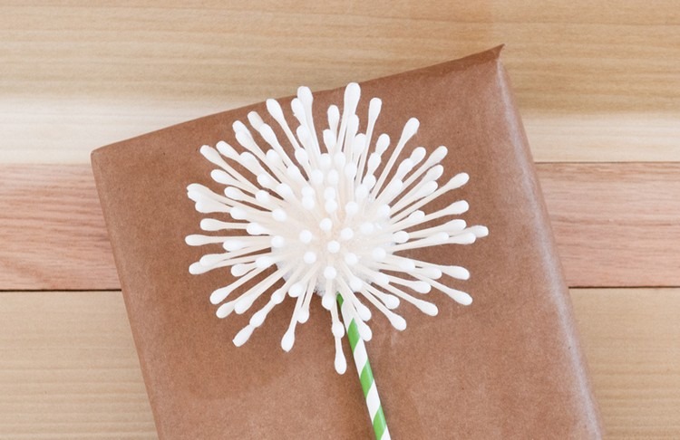 Púpava vyrobená z vatových tampónov, slamky a polystyrénovej gule vianočné darčeky-obal-návod-púpava-vatový tampón-polystyrén-gulička-slama