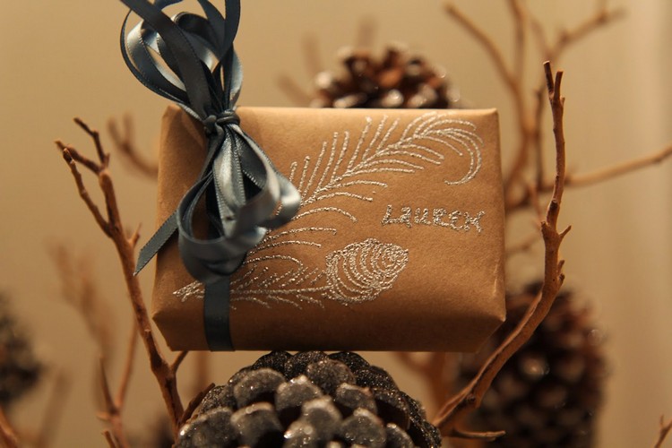 Na koniec balíčka uviažte sivú tenkú stužku vianočné darčeky-obal-návod-trblietky-prach-lepidlo-maľba