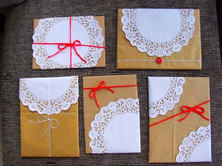 Zabaľte darčeky kraftovým papierom a ozdobte ich ozdobnými podložkami vianočné darčeky-nápady-kraft-papier-doilies-červená-šnúrka