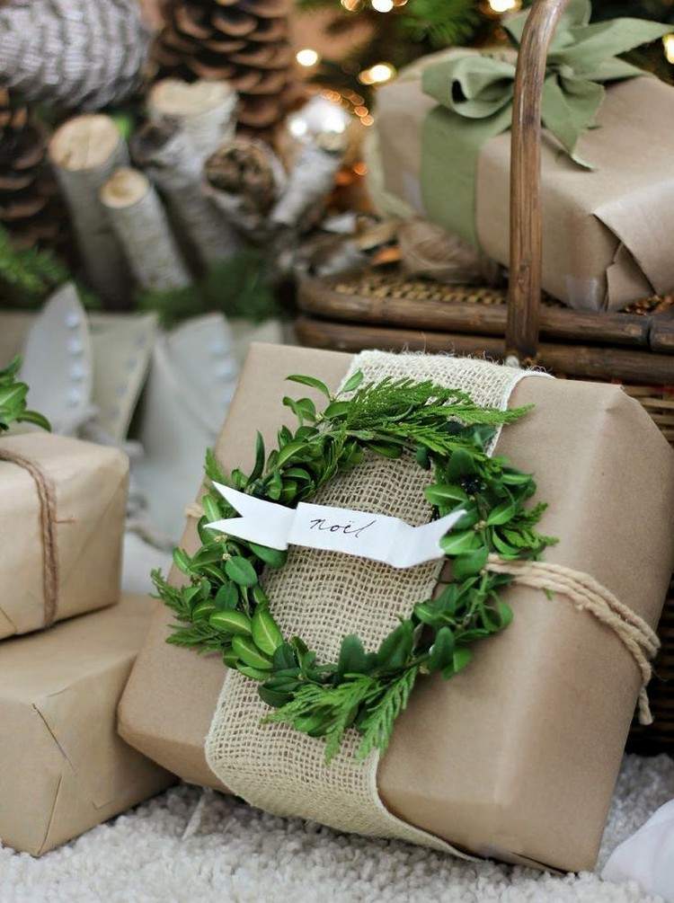 Malý veniec zo vždyzelených konárov vianočné darčeky-balenie-nápady-kraft-papier-špagát-veniec-jutová stuha
