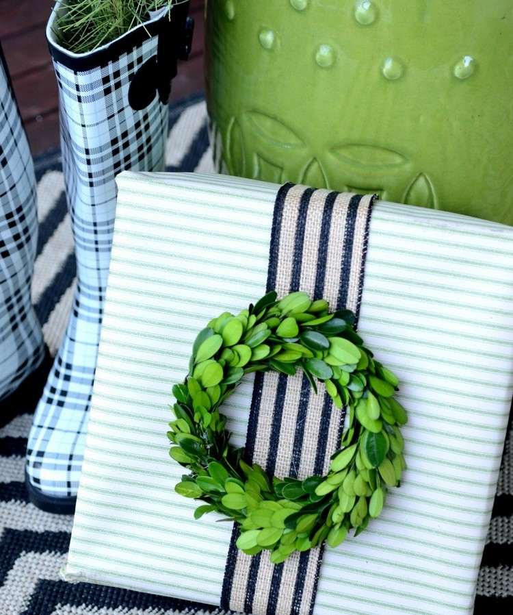 malý veniec z konárov zimostrázu na darček vianočné darčeky-balenie-nápady-mini-veniec-zimostrázové-konáre