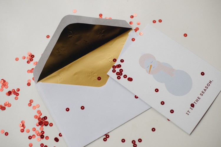 Naplňte obálku flitrami - párty atmosféra vianočné pozdravy-pohľadnice-pohľadnice-obálky-flitre-plnené