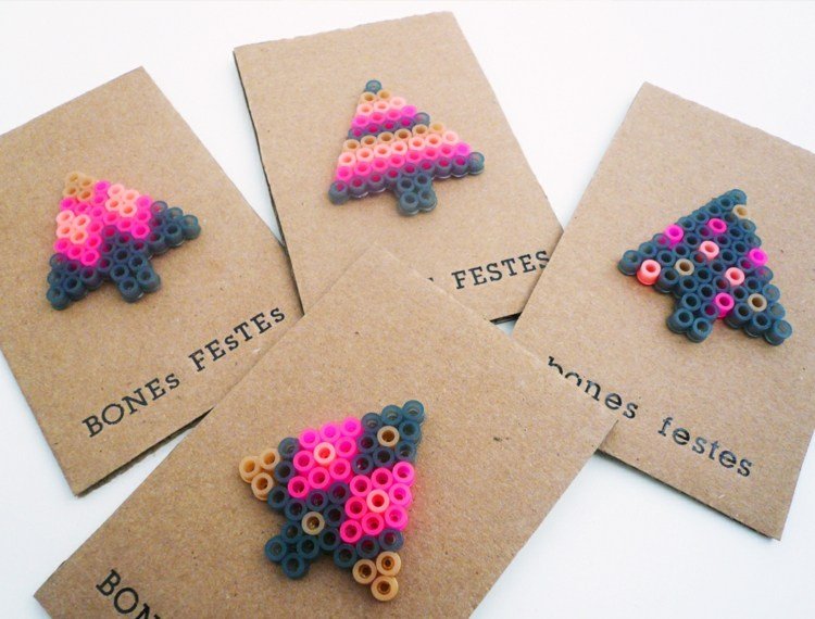 vianočná pohľadnica s dizajnom perličkových farebných vianočných stromčekov