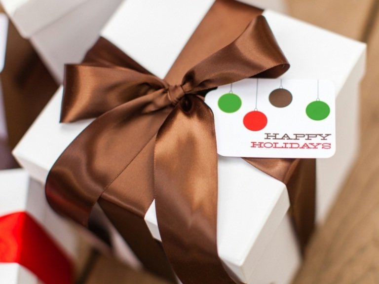 Navrhnite vianočnú pohľadnicu s ozdobami vianočného stromčeka a uviažte ju ako darček Vianočné pohľadnice-urob si sám-návrhy-vianočné gule-darčeky