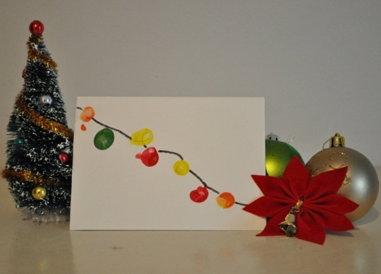 Ozdobte vianočnú pohľadnicu odtlačkami prstov - motív svetelnej reťaze Vianočné pohľadnice-vyrobte si-originálne-nápady-deti