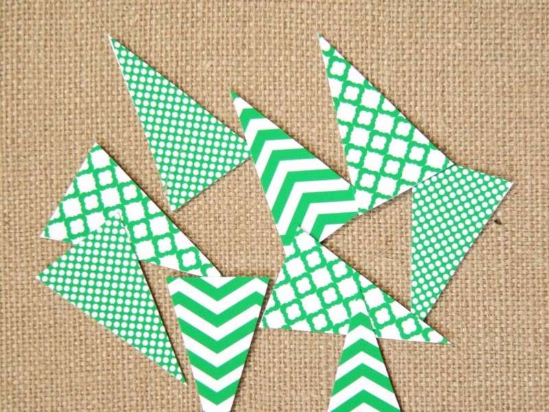 Šablónu nakrájajte na polovicu Vianočné pohľadnice-drotár-dokumenty-vyskakovacie-vianočný stromček-papier