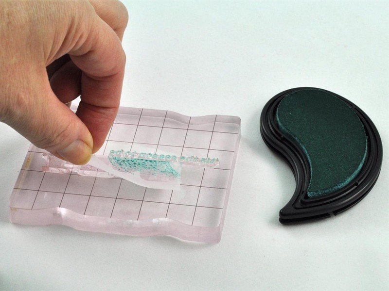 Pečiatky písmen na bielom papieri Pokyny na výrobu vianočných pohľadníc-krok za krokom