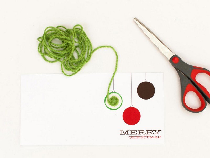 Šnúrkou pripevnite špagát pomocou lepidla Vianočné pohľadnice-drotár-vianočné gule-motúz-obal