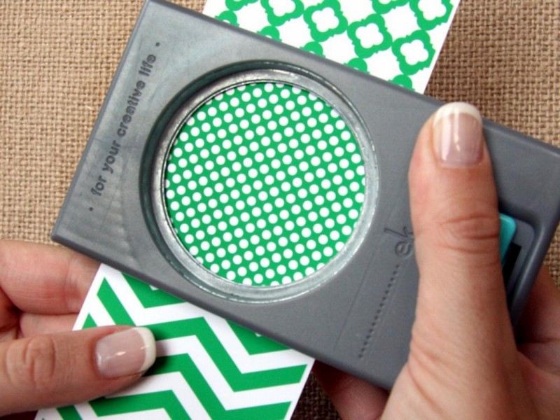 Potom zo šablóny vystrihnite kruhy Vianočné pohľadnice-výroba-šablóny-strih-návod