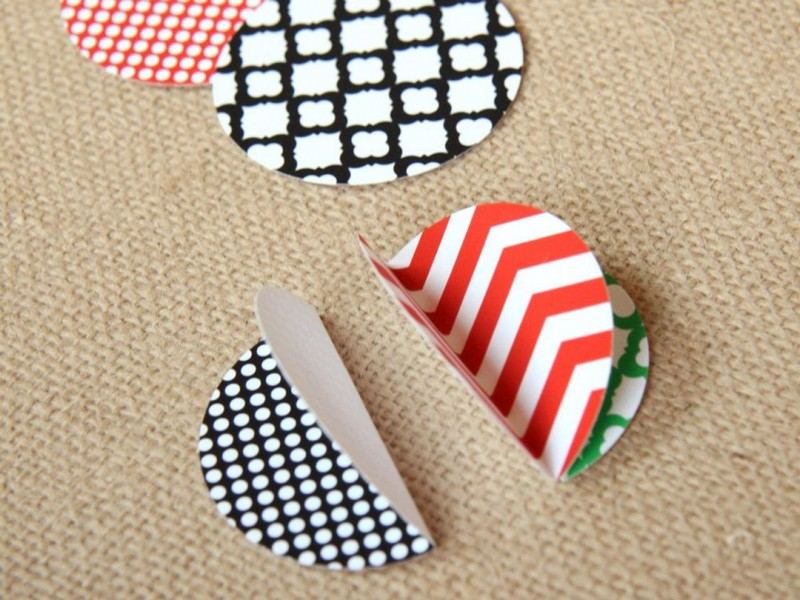 Kruhy zložte na polovicu a zlepte ich dohromady Vianočné pohľadnice-výroba-papier-strih-návod-nápady