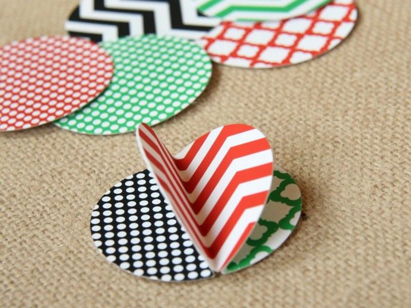 Vianočná pohľadnica s guličkami na vianočný stromček je pripravená! Vianočné pohľadnice-drotár-papier-kruh-urob si sám-nápady