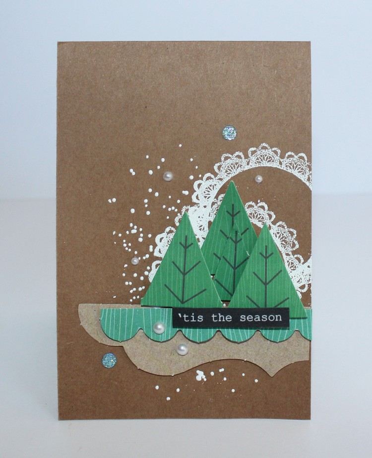 Na hnedý papier prilepte zelené jedľové konáre vyrobené z papiera Vianočné pohľadnice-drotár-kartón-zelená-jedľa-konáre-krajina