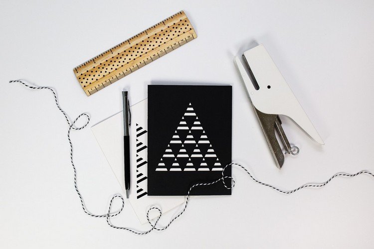 Pokyny na vystrihnutie papiera na drobenie vianočných pohľadníc