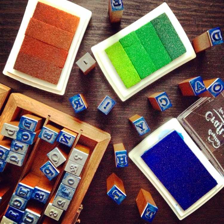 rôzne pečiatky s figúrkami a písmenami a farebným atramentom drotár-vianočné-pohľadnice-materiály-nástroje-pečiatka-tuš-písmená