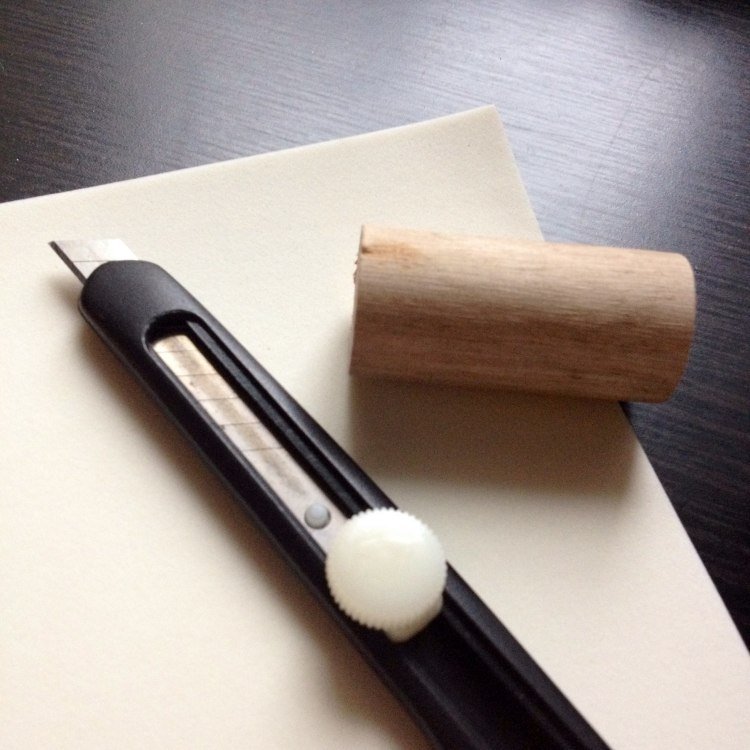 Vyrobte si pečiatky z kúska dreva a samolepiacej tenkej peny Vianočné pohľadnice-urob si sám-drotár-pokyny-strih-nôž-pečiatka-drevo-kutilstvo