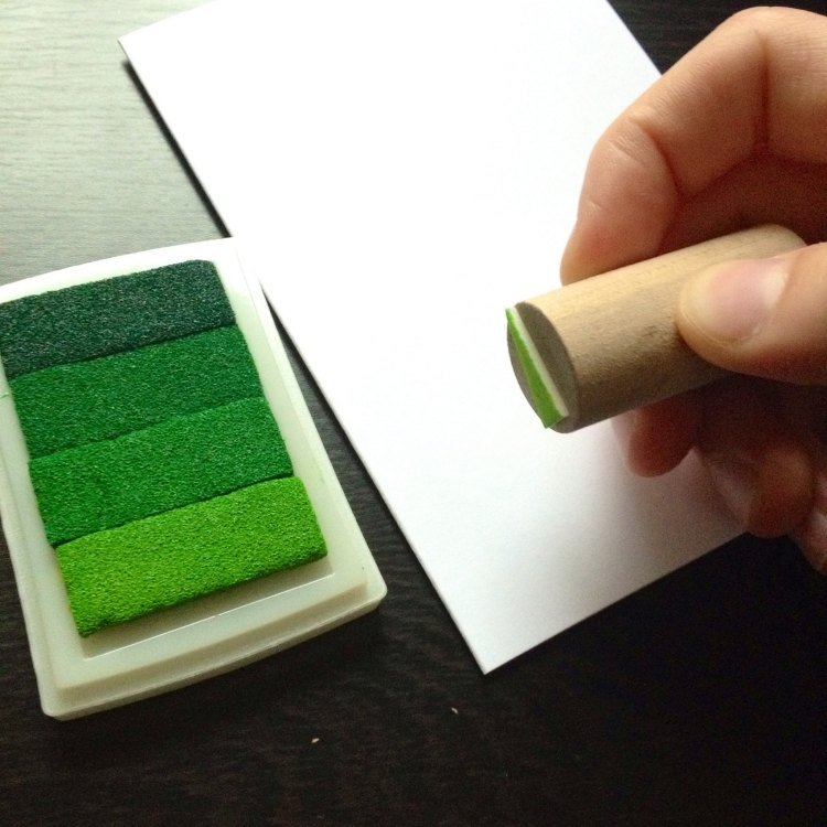 Atrament v niekoľkých odtieňoch zelenej na pestrú výzdobu Vianočné pohľadnice-urob si sám-drotár-návod-pečiatka-tuš-drevo-kartička-kreatíva