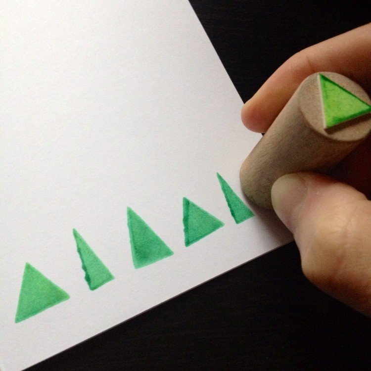 Vystrihnite trojuholníky z penovej pásky DIY-vianočné pohľadnice-návod-pečiatka-trojuholníkové-drevené-penové-lepiace pásky