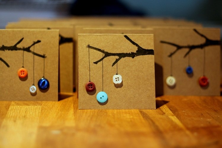 Ozdobte skvelé kreatívne karty farebnými gombíkmi Vianočné pohľadnice-urob si sám drotár-návod-zemiakové pečiatky-konáre-vianočné-stromčeky-gule-gombíky