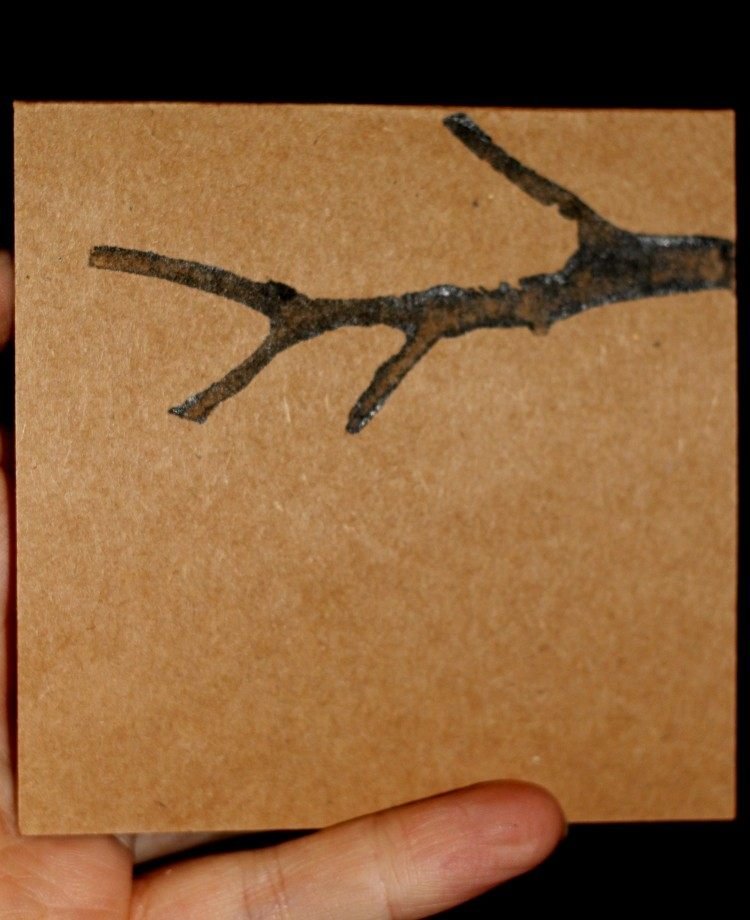 Vyrobte si pečiatku v tvare konára zo zemiaka sami vianočné pohľadnice-urob si sám-drotár-návod-zemiaková pečiatka-urob si sám-experiment-karta-čierna farba