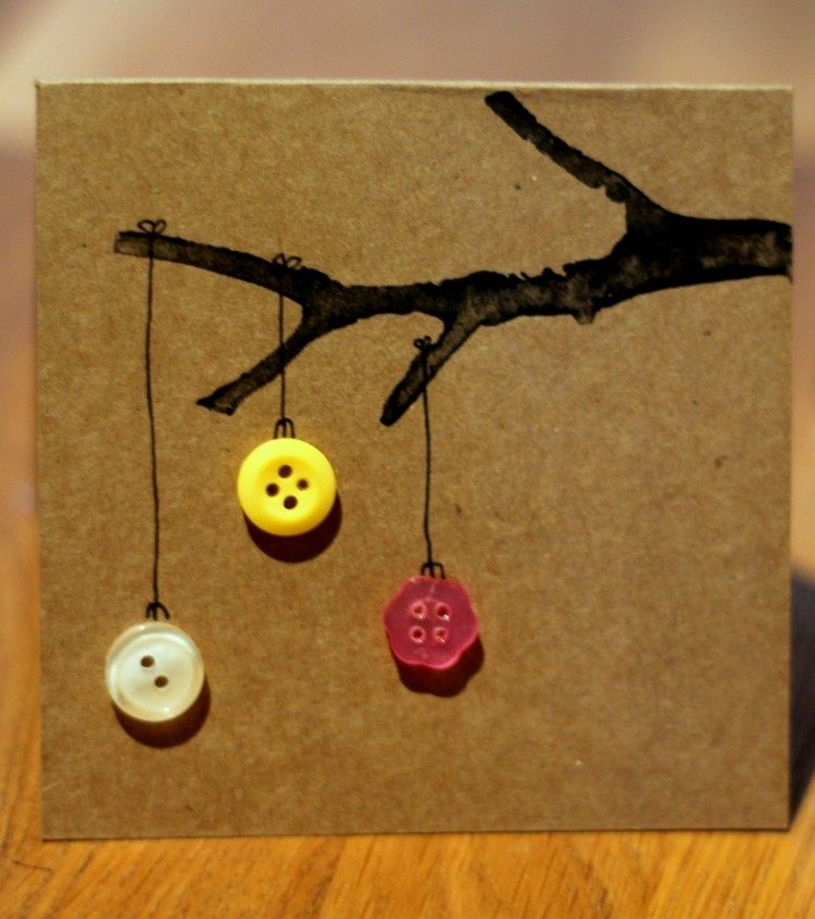 Horúce lepidlo nalepte na malé farebné gombíky na gule vianočného stromčeka drotár-sami-vianočné-pohľadnice-návod-na zemiaky-pečiatka-vianočné gule-gombíky