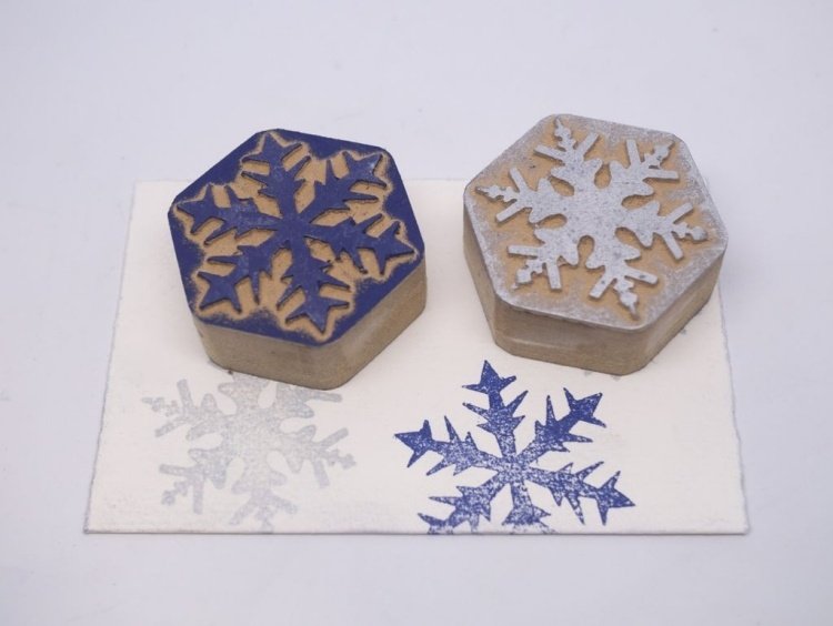 veľké pečiatky so snehovými vločkami na farebné výtlačky Vianočné pohľadnice-urob si sám-drotár-pokyny-nápady-snehová vločka-pečiatka-papier