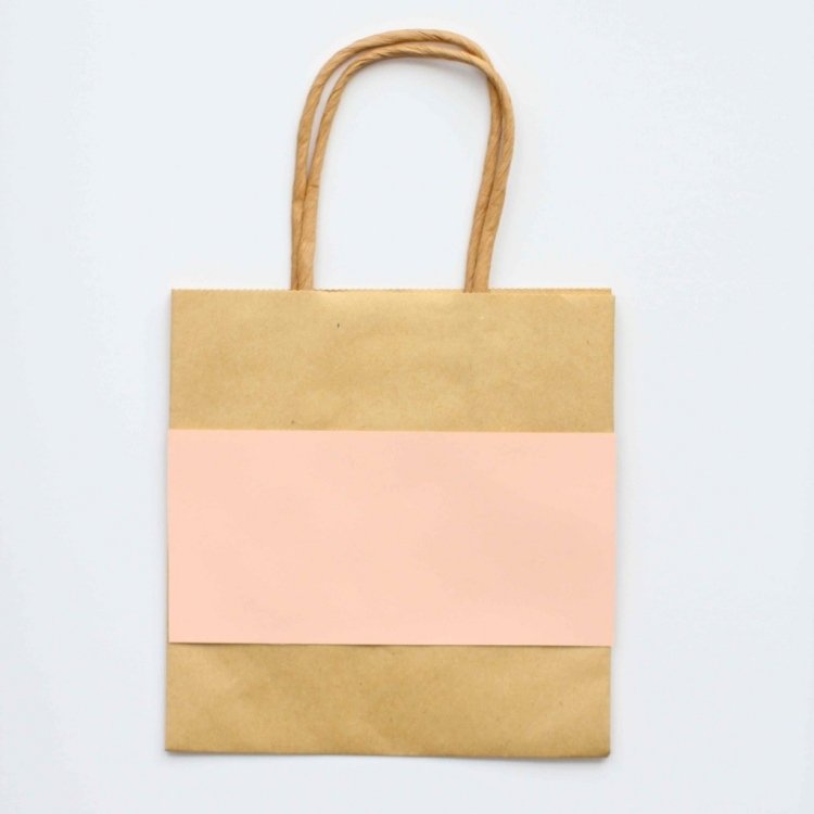 na papierový sáčok nalepte list papiera s farbou pokožky drotár-vianočné pohľadnice-návod-santa-claus-papierová taška-papier-kreatíva