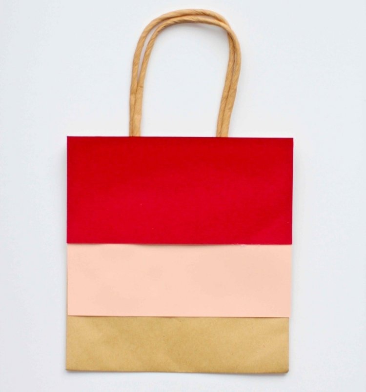 Na papierový sáčok prilepte ďalší list červeného papiera Vianočné pohľadnice-urob si sám-drotár-návod-santa-claus-papierová taška-dekoratívna-papierová farba