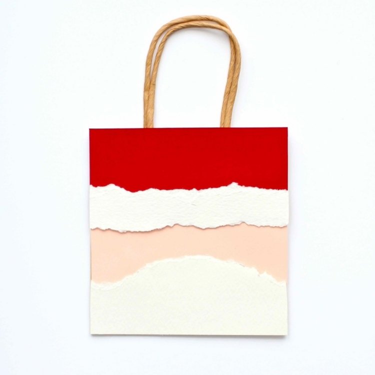 Nakoniec prilepte biely papier s nerovným okrajom na klobúkovú plsť a bradu Vianočné pohľadnice-urob si sám-návod-nápady-santa-claus-papier-papierová taška