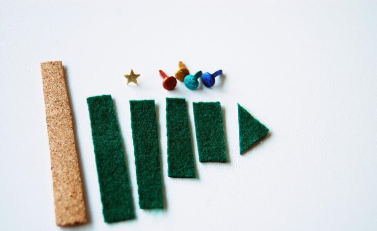 užitočné materiály - pásy z korku a zelenej plsti, dekoratívne prvky drotár-seba-vianočné pohľadnice-návod-vianočný stromček-plsť-korková-dekoračná karta