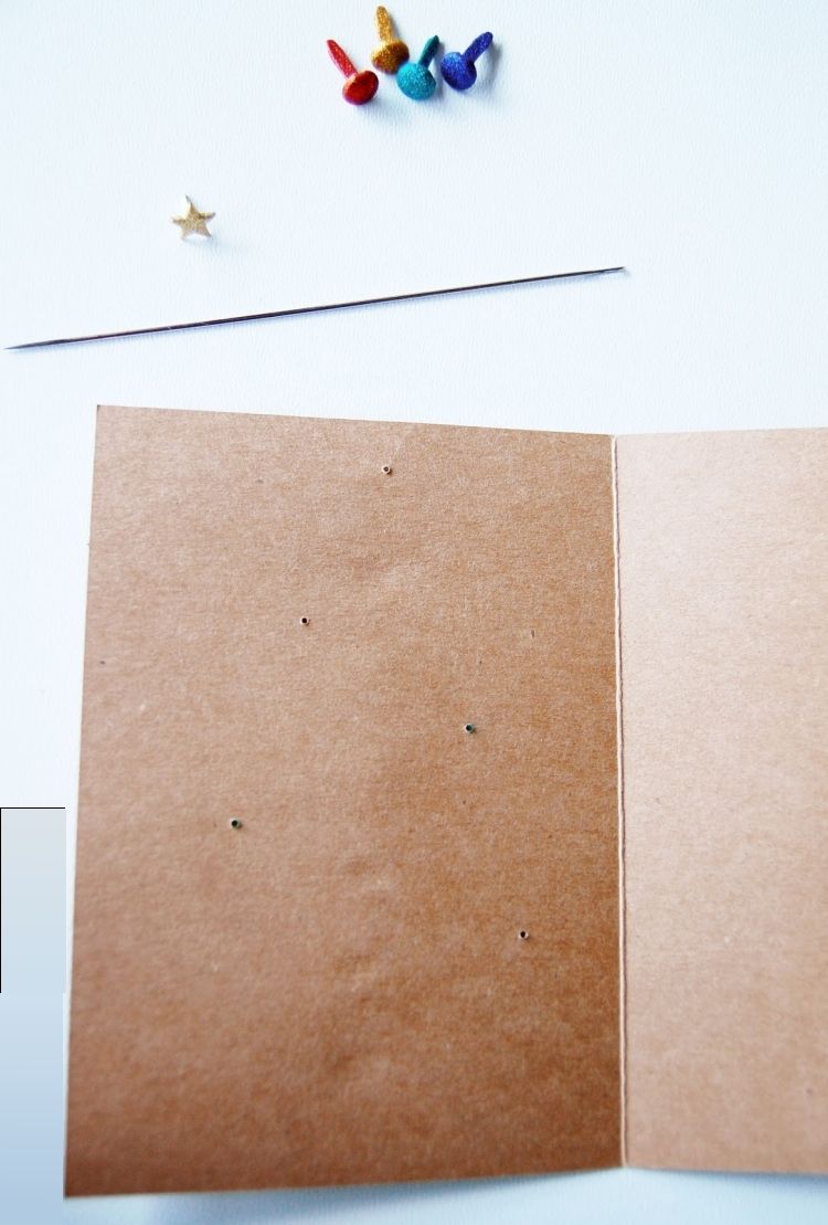 Vytvorte vianočnú pohľadnicu a prilepte ju na lepenku Vianočné pohľadnice-urob si sám-návod-vianočný stromček-ozdoba-diery