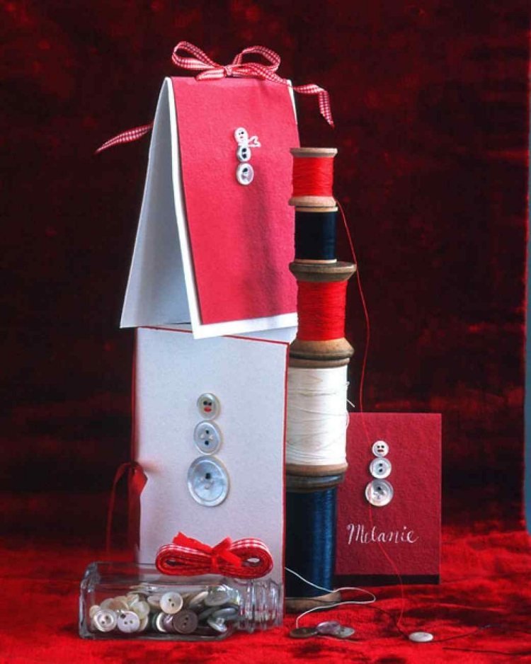 zaujímavé vianočné pohľadnice s látkou, niťou a gombíkmi Vianočné pohľadnice-drotár-nápady-tlačidlá-niť-kartón-stuha-kreatíva