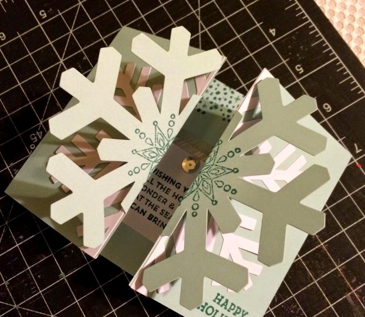 krásna filigránová vianočná pohľadnica so snehovou vločkou a akými flitrami Vianočné pohľadnice-drotár-nápady-snehová vločka-skladací-sklad-vystrihnúť-krásne