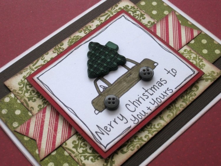 Tinker vianočné pohľadnice sami - auto s gombíkovými kolesami, ktoré vezie jedľu drotár si vianočné karty vtipné auto jedľové strešné gombíkové kolesá