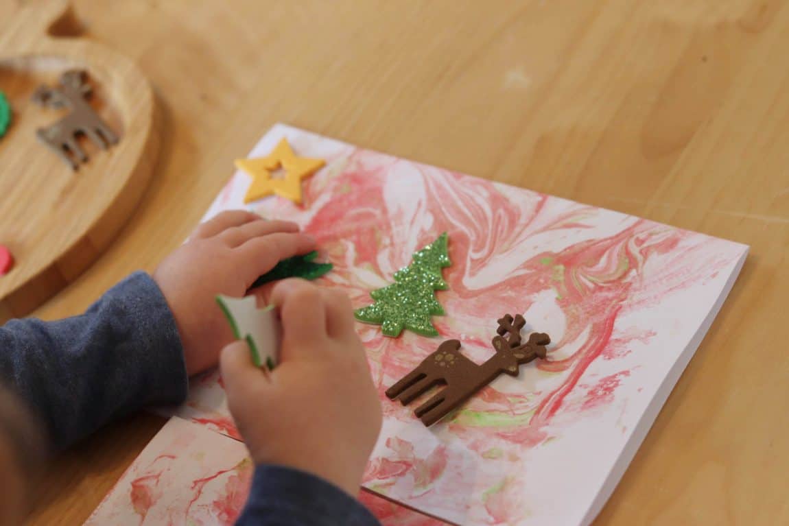 Vymaľujte si vlastné vianočné pohľadnice. Detské figúrky spájajú nápady na sladké remeslá