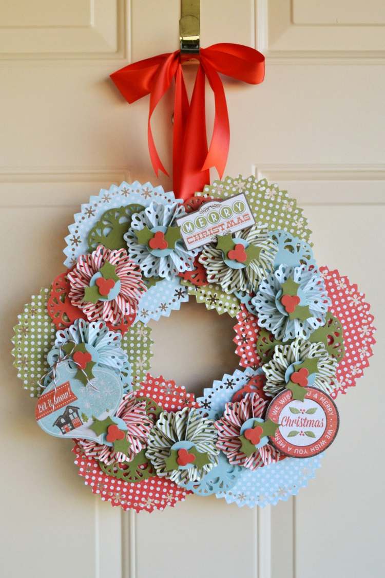 Vyrobte si vianočný veniec - punčový papier pre vintage efekt Vianočný veniec drotársky papier farebné stužky červené kruhy vinobranie