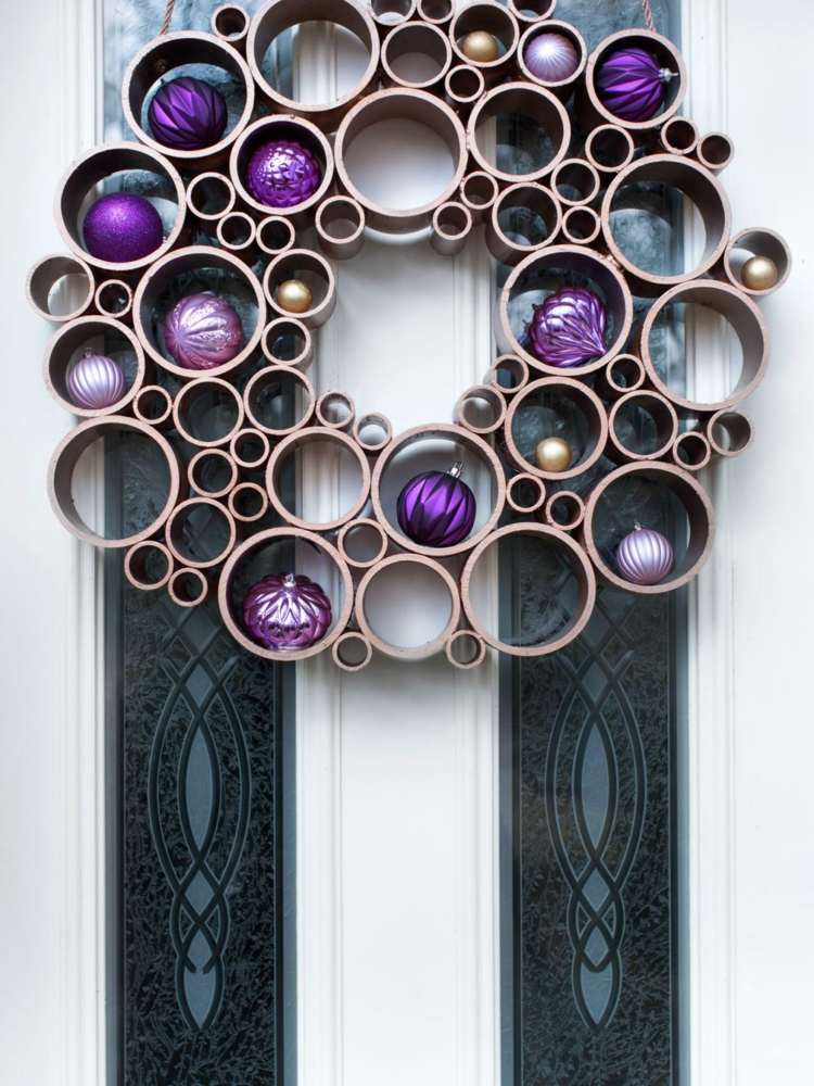 Vianočný veniec z PVC rúr, ozdobený ozdobami vianočného stromčeka drotár vianočný veniec PVC rúrky zlaté vianočné ozdoby purpurové