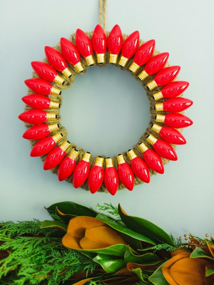 Vyrobte si vianočný veniec z červených žiaroviek Vianočný veniec drotárske rozprávkové svetlá nápad červené žiarovky dekorácia na stenu