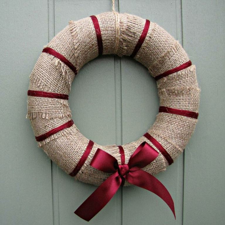 Vyrobte si vianočný veniec z ľanu a červenej stužky drotár vianočný veniec viazanie ľanová bordová stuha mašľa