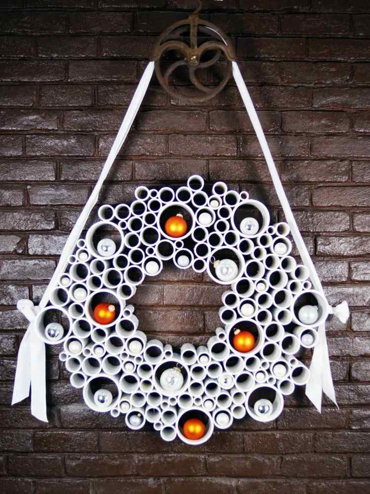 Moderný veniec z bielych fajok a guličiek vianočného stromčeka drotár vianočný veniec moderný štýl biele fajky vianočné ozdoby farebný akcent