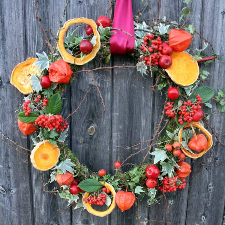Vyrobte si vianočný veniec - často sa pridávajú plátky pomaranča drotár vianočný veniec bobule pomaranče nápad zimná dekorácia