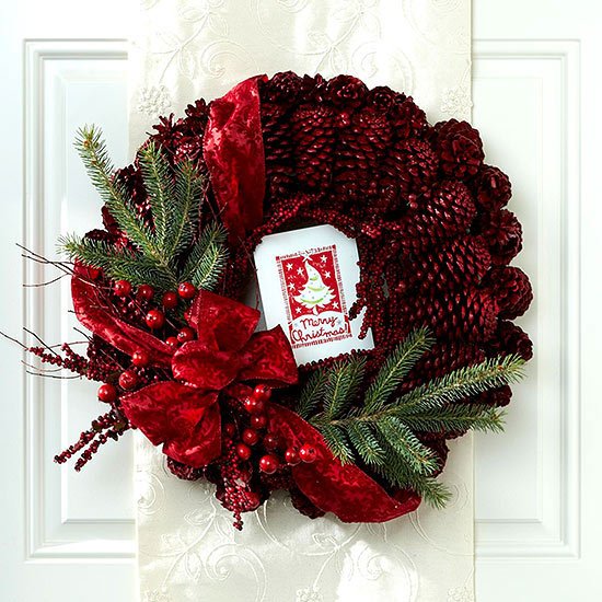 Vianočné ručné práce-zdobenie dverového venca-šišky Jedľové ratolesti remeselné nápady Vianočné adventné remeslá-veniec na dvere veniec-šišky Jedlá ratolesti nápady na remeslá