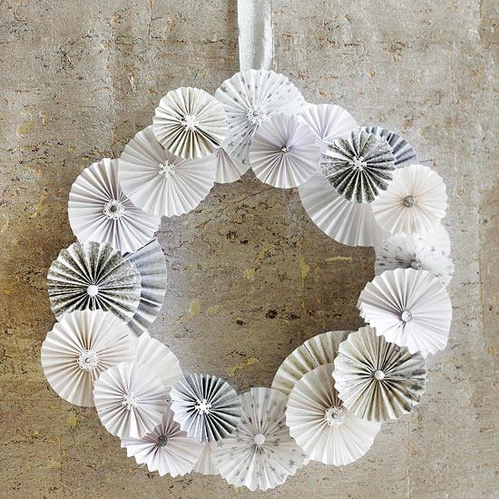 Vianočné dekorácie-adventný čas dverový veniec-ručné papierové-kokteilové dáždniky Vianočný adventný čas veniec do dverí ručné práce kartónové koktejlové dáždniky