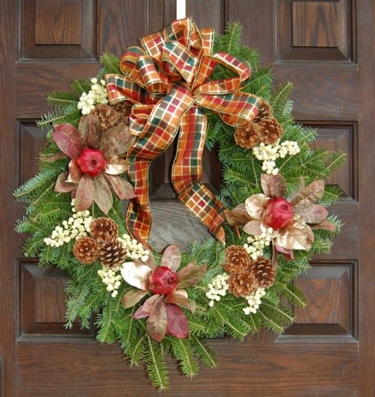 Tinker vianočný veniec - klasický variant s jedľovými konármi drotár vianočný veniec ovocie jedľové konáre károvaný luk