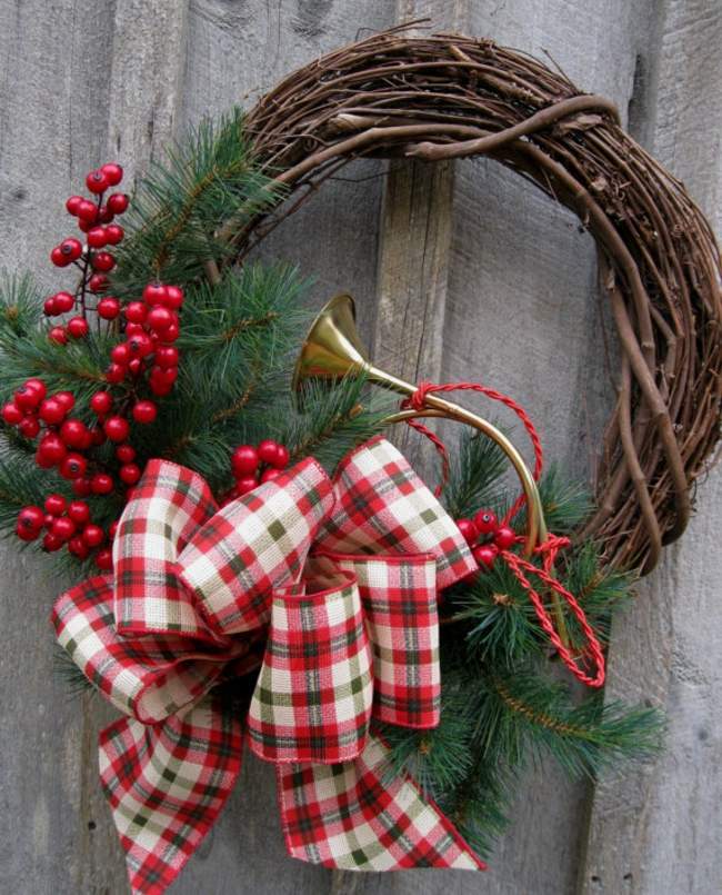 Remeselné nápady dverný veniec červená mašľa šípky hračky