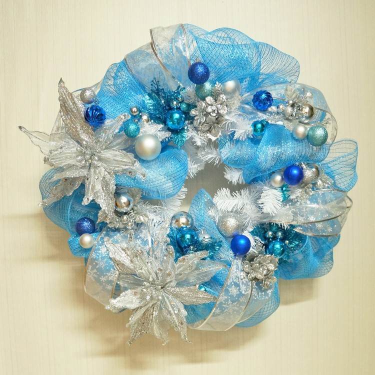 modrý vianočný veniec predné dvere vianočné gule šperky