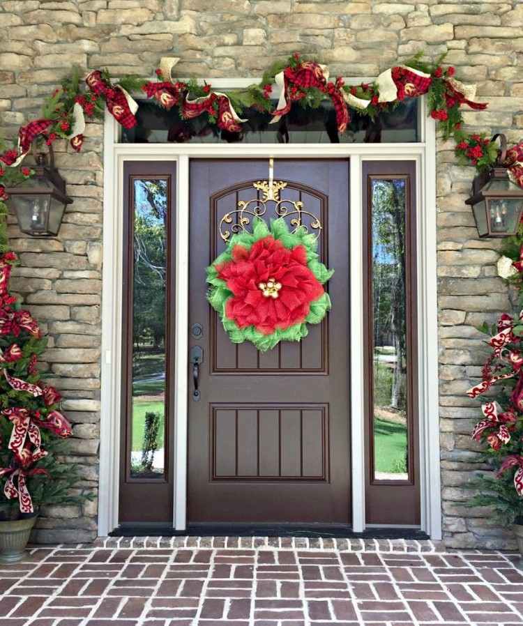 krásna vianočná dekorácia vchod do domu vianočný vianočný veniec