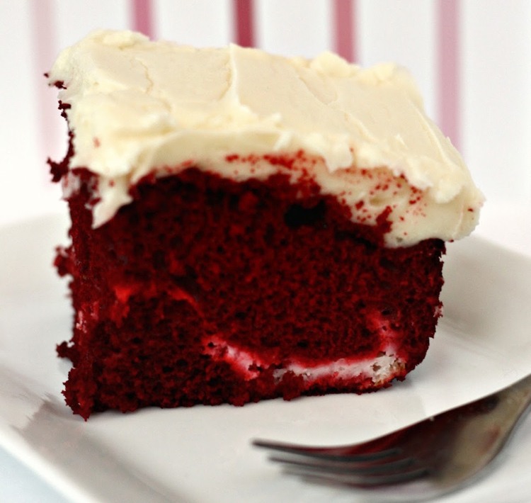 červená farba koláčového základu v dôsledku použitia potravinárskych farbív alebo prírodných farbív vianočka-pečenie-recept-červená-zamatová-torta-domáca