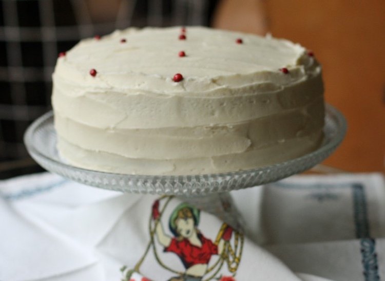 Červený zamatový koláč s maslovým krémom vianočka-pečenie-recept-maslová-biela-tradičná